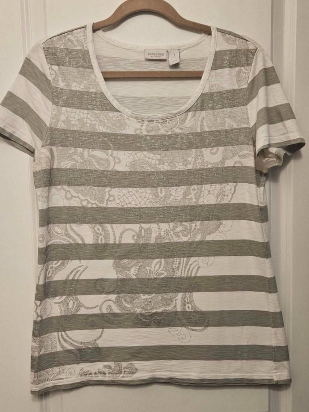 Weekends by Chico’s Size 1/US M (8-10) Gray Stripe Metallic Abstract Tee Top